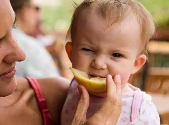 外婆吃瓜搞笑瞬间,笑料百出，温馨满满