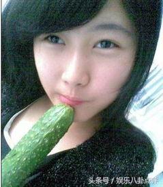 美女路边吃瓜,美女邂逅瓜香，一幕温馨瞬间