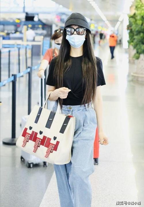 女明星黑t穿搭,女明星们的简约魅力穿搭解析